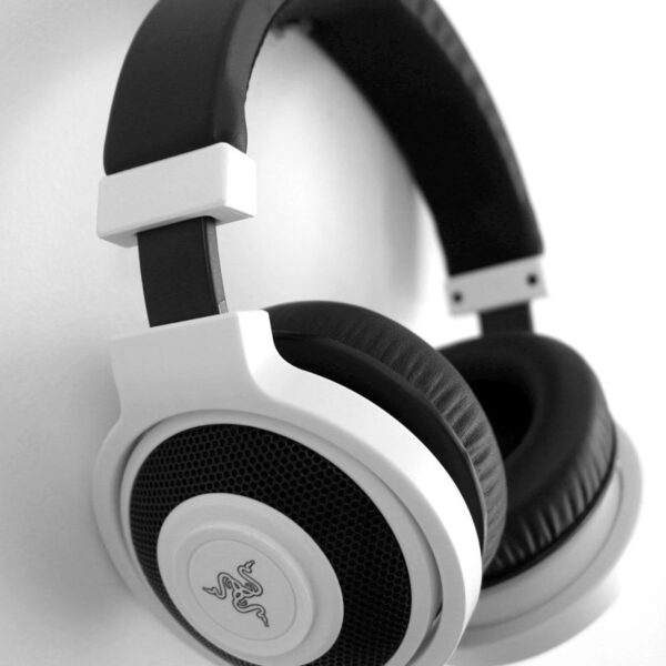 Ultimate Soundzz Headset (White) inc Bass Booster ™